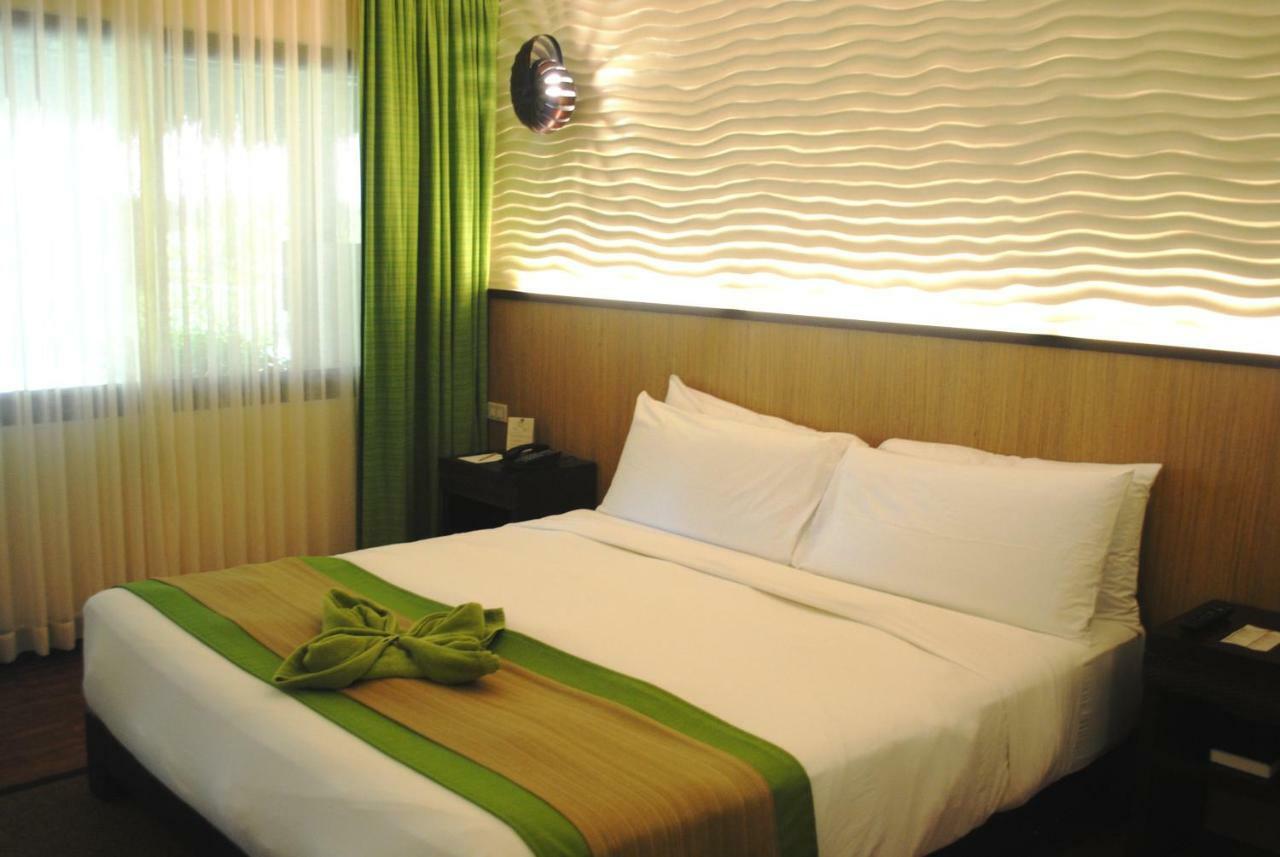 Oceanica Resort Panglao, Bohol Bagian luar foto A room at the hotel